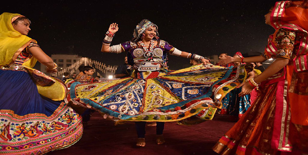 ग्लॉसी या न्यूड मेकअप अपनाइए